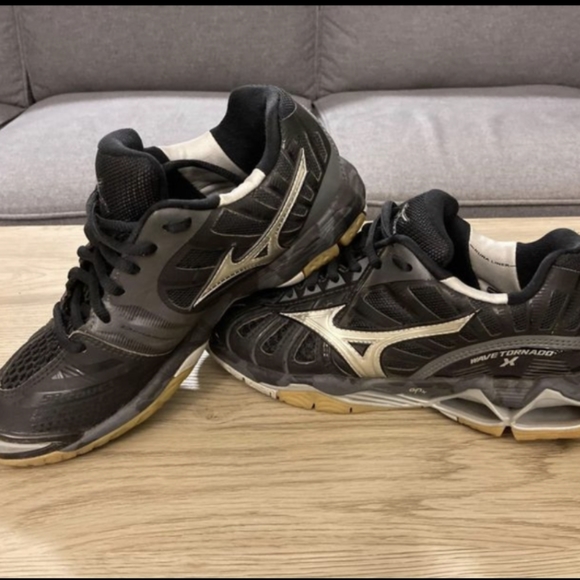 Mizuno Wave Tornado X black volleyball shoes Women size 7 US - Picture 2 of 4